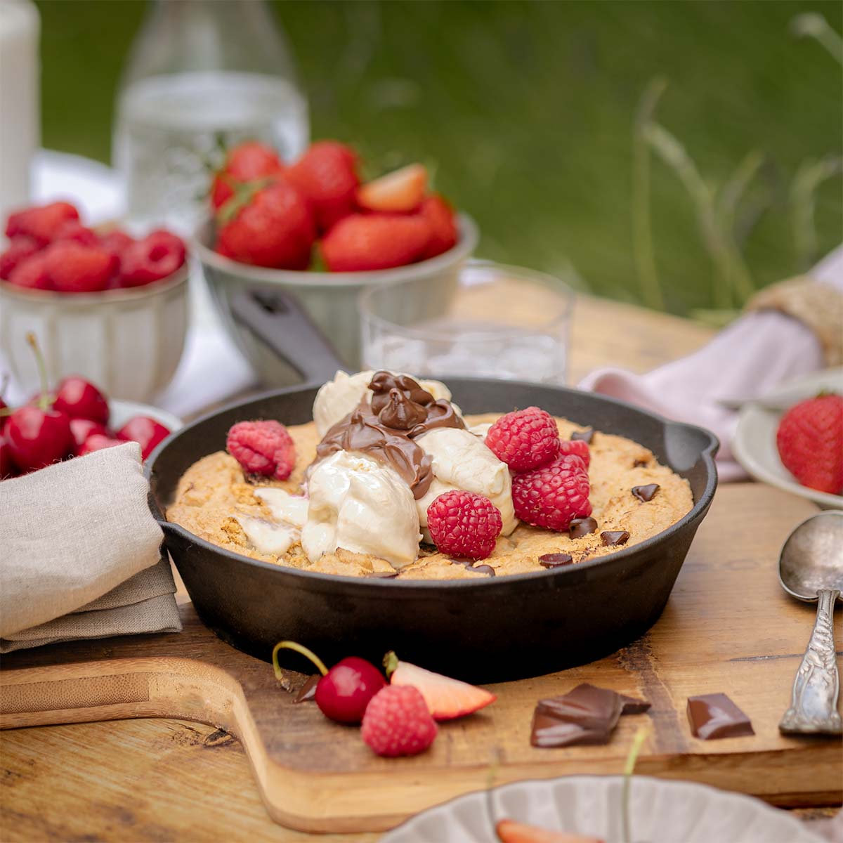 Unforgettable Skillet Cookie: Crispy Edges, Gooey Center